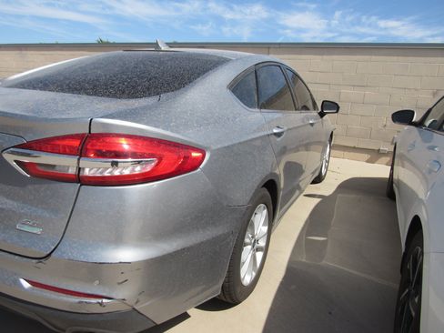 Used 2020 Ford Fusion SE FWD image 3
