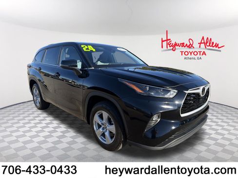 Used 2024 Toyota Highlander LE image 1