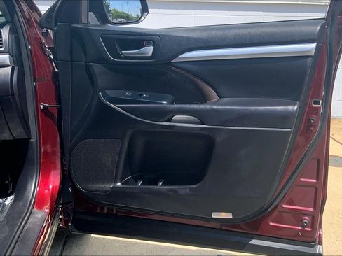 Used 2018 Toyota Highlander XLE AWD/4WD image 29