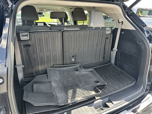 Used 2023 Toyota Highlander LE AWD/4WD image 31