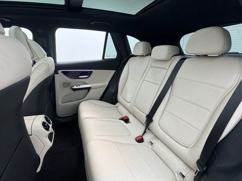Used 2025 Mercedes-Benz GLC 300 4MATIC image 48