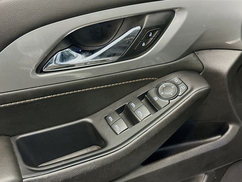 Used 2021 Chevrolet Traverse LT image 15