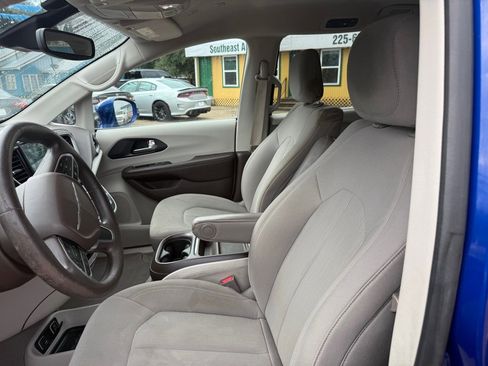 Used 2021 Chrysler Pacifica Touring image 12