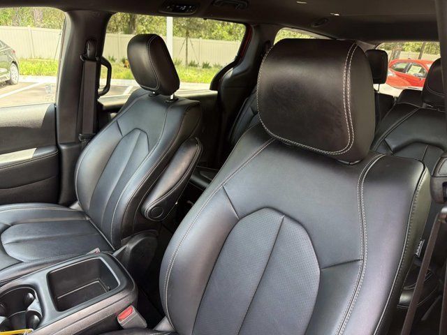 Used 2025 Chrysler Pacifica Select FWD image 11
