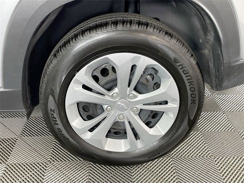 Certified 2025 Chevrolet Trax LS image 33