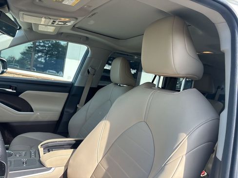 Used 2021 Toyota Highlander XLE image 3