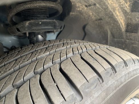 Used 2025 Volvo XC40 B5 Plus image 12