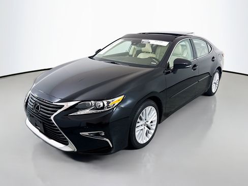Used 2017 Lexus ES 350 w/ Ultra Luxury Package image 3