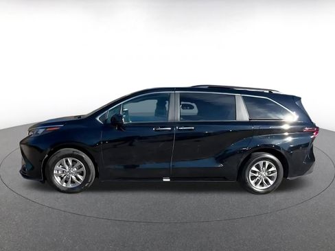 Used 2025 Toyota Sienna XLE image 9