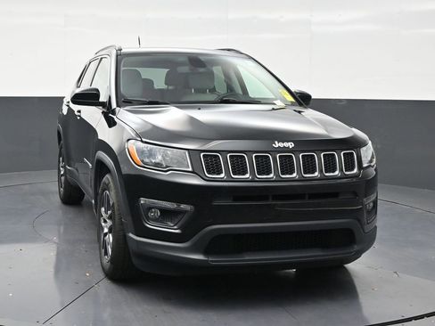 Used 2018 Jeep Compass Latitude FWD image 7