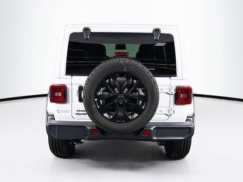 Used 2025 Jeep Wrangler Sahara image 7