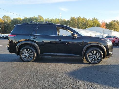 Certified 2022 Nissan Pathfinder SV image 2