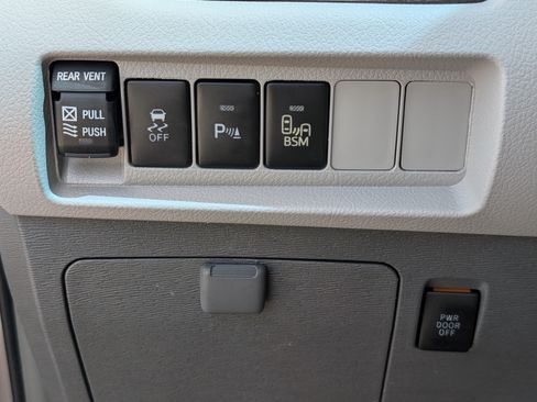 Used 2015 Toyota Sienna XLE w/ XLE Navigation Package FWD image 23