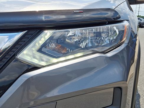 Used 2017 Nissan Rogue SV AWD/4WD image 10