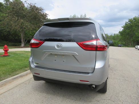 Used 2020 Toyota Sienna XLE w/ XLE Navigation Package FWD image 13