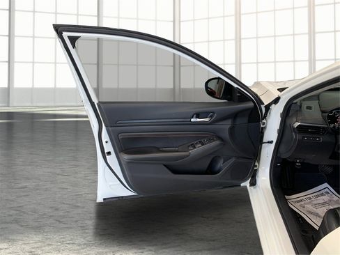 Used 2022 Nissan Altima 2.5 SR image 18