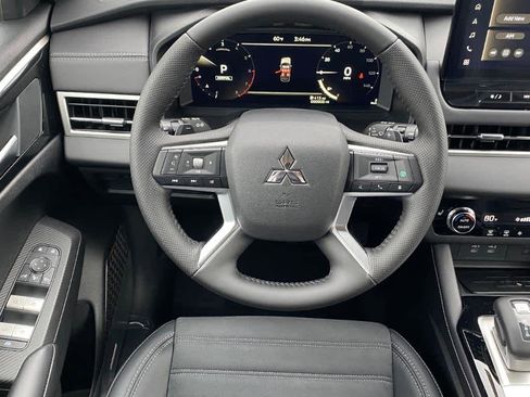 New 2025 Mitsubishi Outlander SE image 3