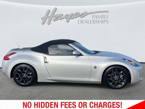 Used 2018 Nissan 370Z Touring RWD image 2