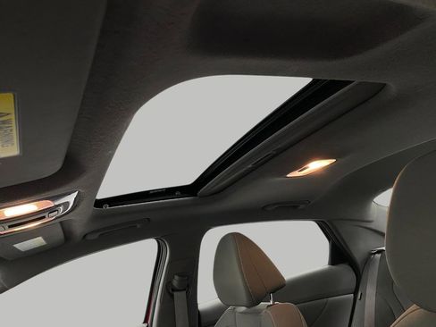 Certified 2025 Hyundai Elantra SEL image 32