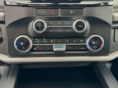 Used 2024 Ford Expedition XLT image 21