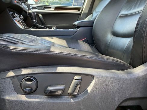 Used 2014 Volkswagen Touareg Executive image 18