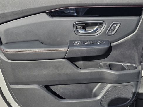 Used 2025 Honda Pilot TrailSport image 11