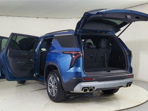 Used 2025 Chevrolet Traverse LT w/ Driver Confidence Package image 11