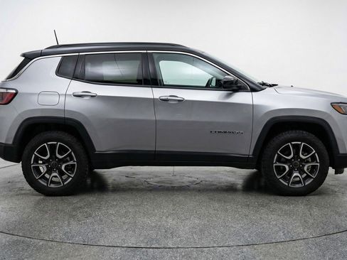 Used 2025 Jeep Compass Trailhawk AWD/4WD image 11