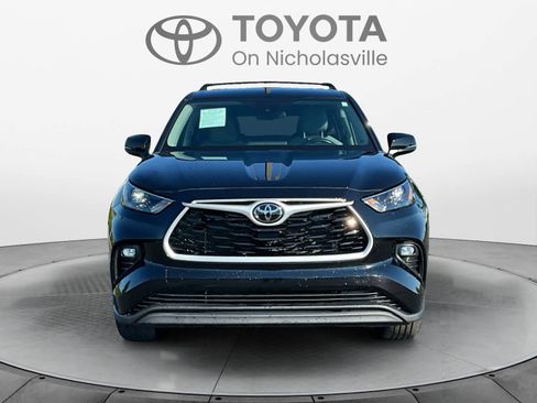 Used 2023 Toyota Highlander LE AWD/4WD image 9