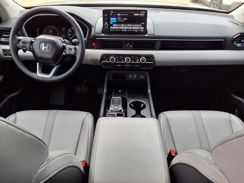 Used 2025 Honda Pilot EX-L image 9