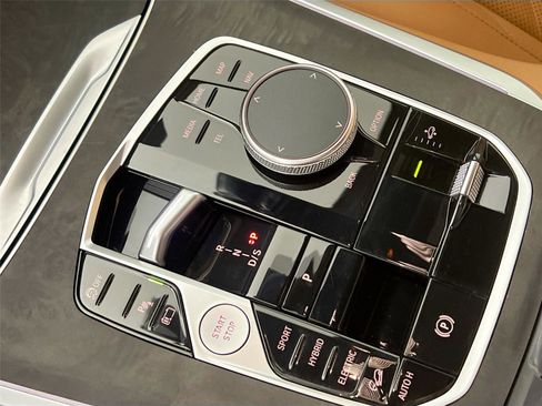 Used 2025 BMW X5 xDrive50e w/ Premium Package image 16