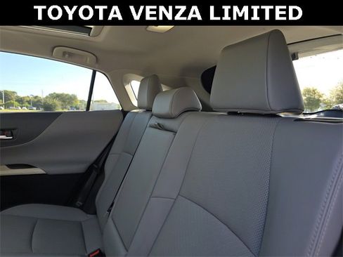 Used 2024 Toyota Venza Limited image 17