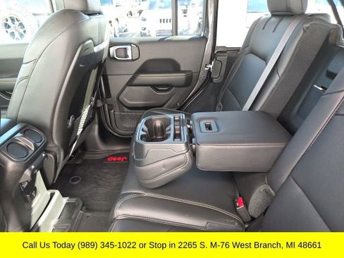 Used 2025 Jeep Wrangler Unlimited Sahara image 19