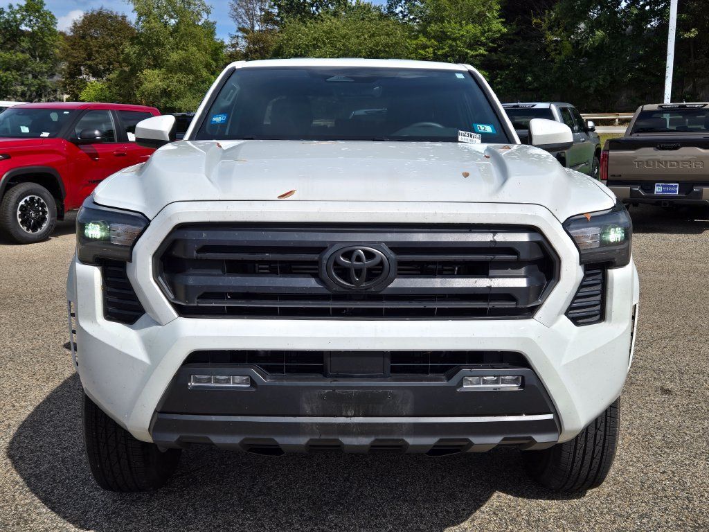 Used 2025 Toyota Tacoma SR5 AWD/4WD image 9