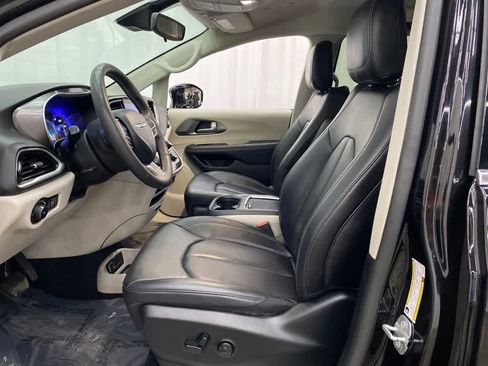 Used 2024 Chrysler Pacifica Touring-L FWD image 13