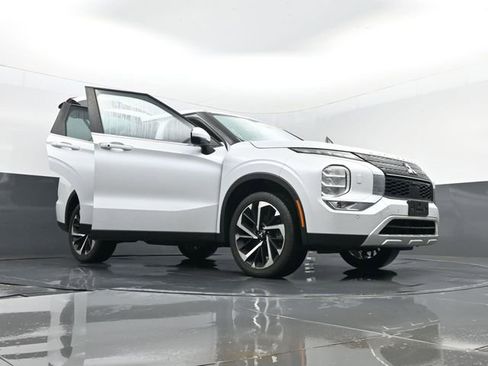 Used 2023 Mitsubishi Outlander SE AWD/4WD image 36