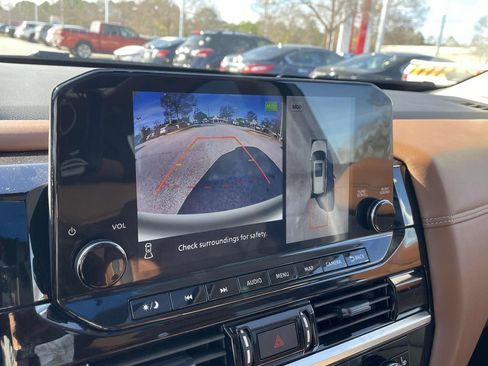 Used 2024 Nissan Pathfinder Platinum image 27