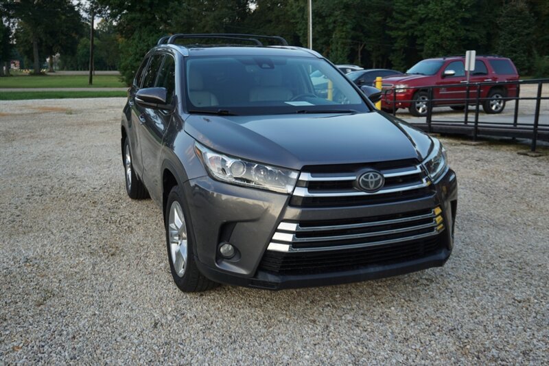 Used 2018 Toyota Highlander Limited FWD image 3