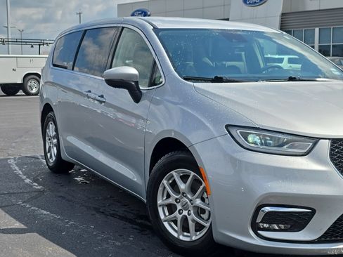 Used 2023 Chrysler Pacifica Touring-L FWD image 63