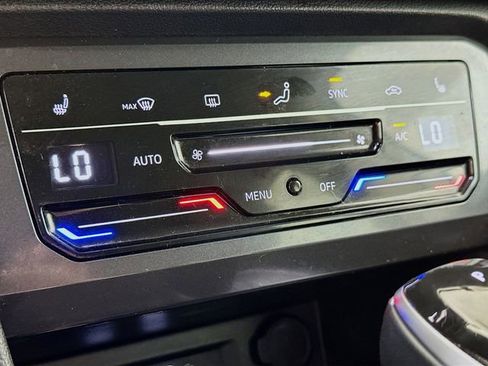 Used 2022 Volkswagen Tiguan SE image 16