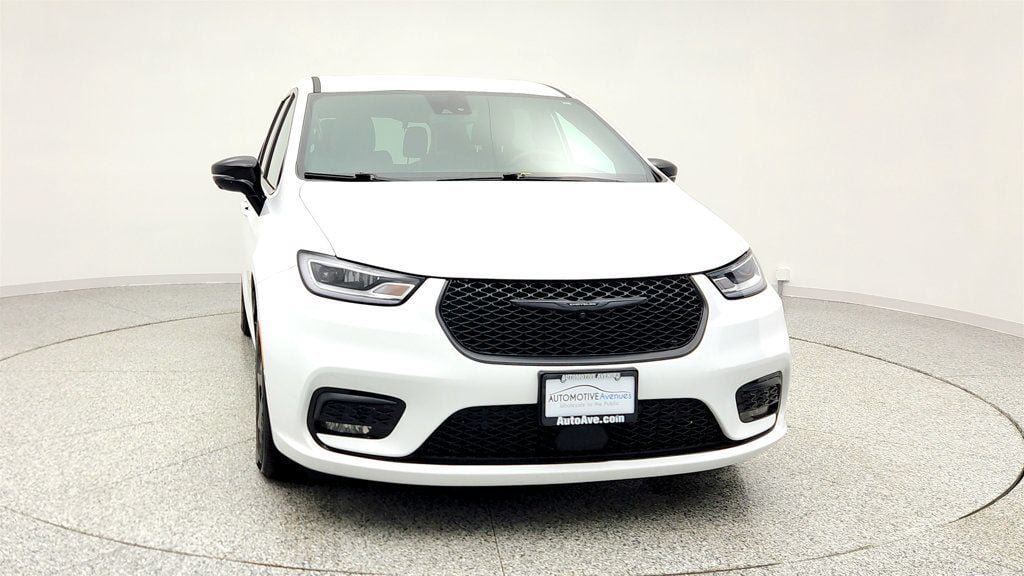 Used 2024 Chrysler Pacifica Limited FWD image 2