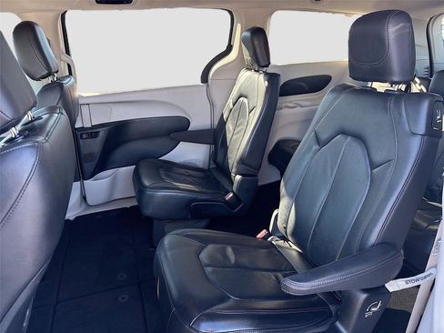 Used 2019 Chrysler Pacifica Touring-L image 26