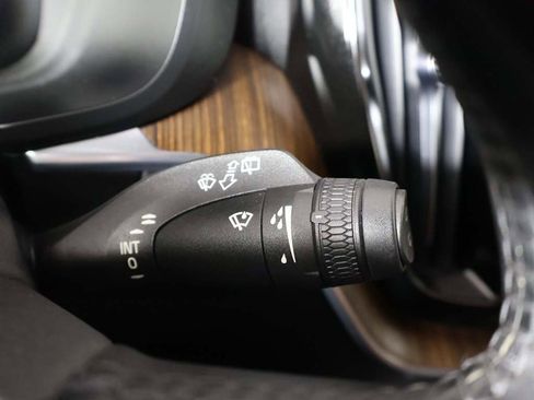 Used 2021 Volvo XC60 T5 Momentum w/ Premium Package image 41