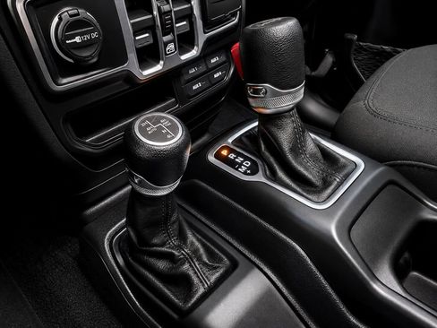 Used 2023 Jeep Wrangler Unlimited w/ Sun & Screen Package AWD/4WD image 31