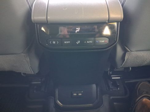 Used 2022 Toyota Highlander XLE AWD/4WD image 25
