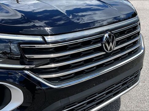 Certified 2024 Volkswagen Atlas SE w/ Black Wheel Package FWD image 11