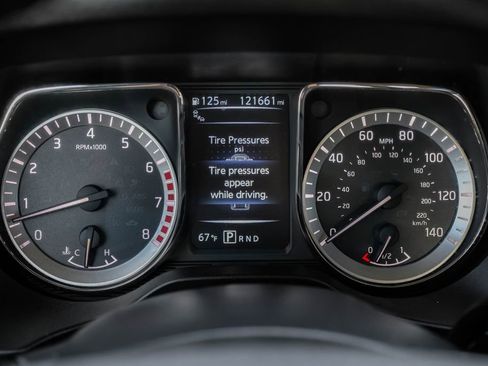 Used 2017 Nissan Titan SV image 16