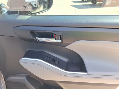 Used 2021 Toyota Highlander XLE FWD image 35