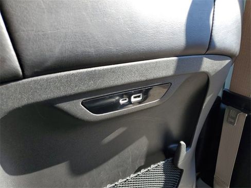 Used 2024 Chrysler Pacifica Touring-L image 21