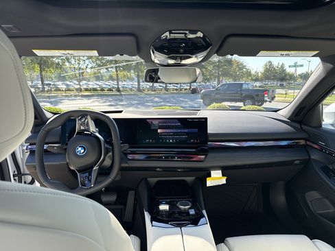 New 2026 BMW i5 eDrive40 image 12